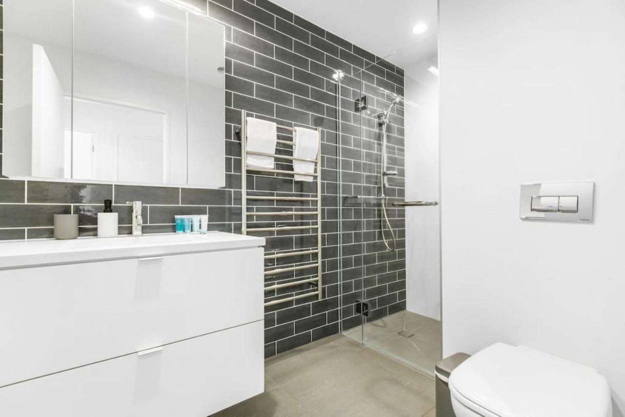 Hobsonville Point Enchanter With Parking And Wi-fi Holiday home *