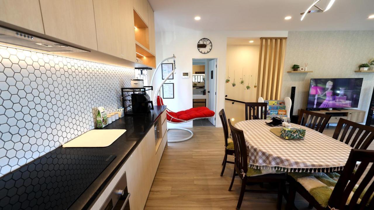 Luxury Brand New Designer Living Apartment *