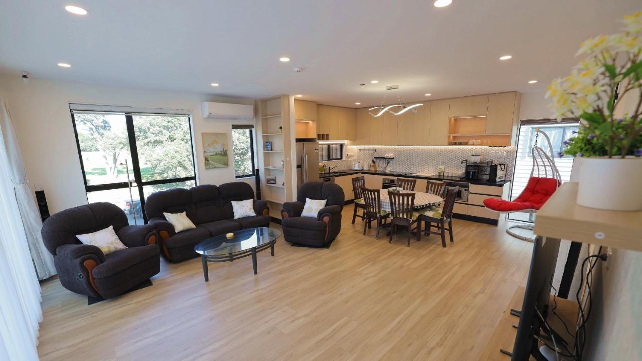 Luxury Brand New Designer Living Apartment *