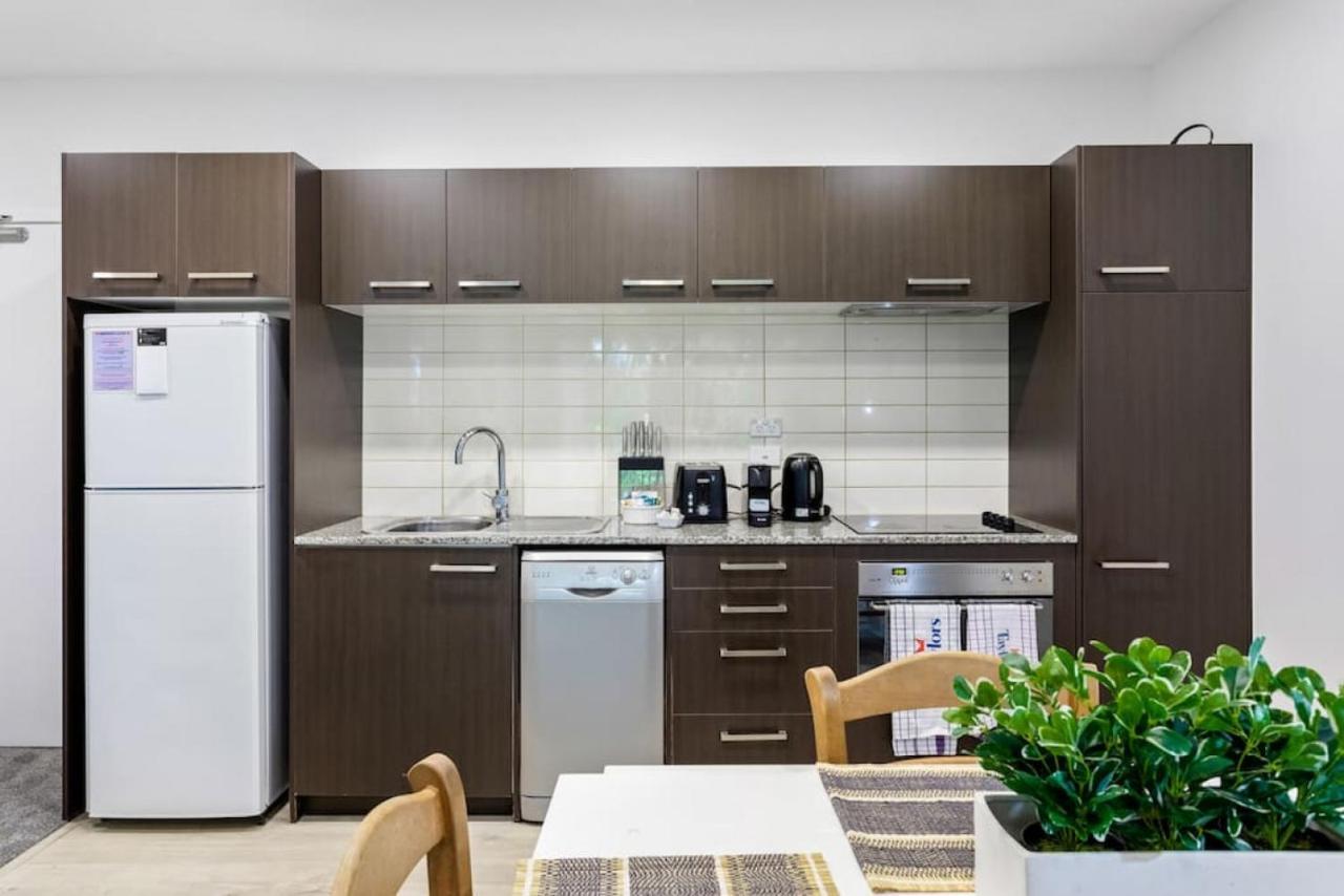 Apartment Hideaway With Pool And Free Parking