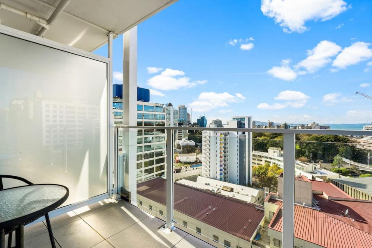 Seaview Stunner With Pool And Gym Auckland