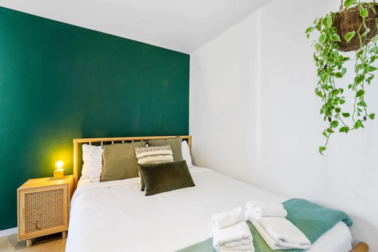 Seaview Stunner With Pool And Gym Apartment