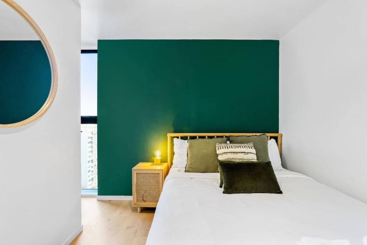 Seaview Stunner With Pool And Gym Auckland