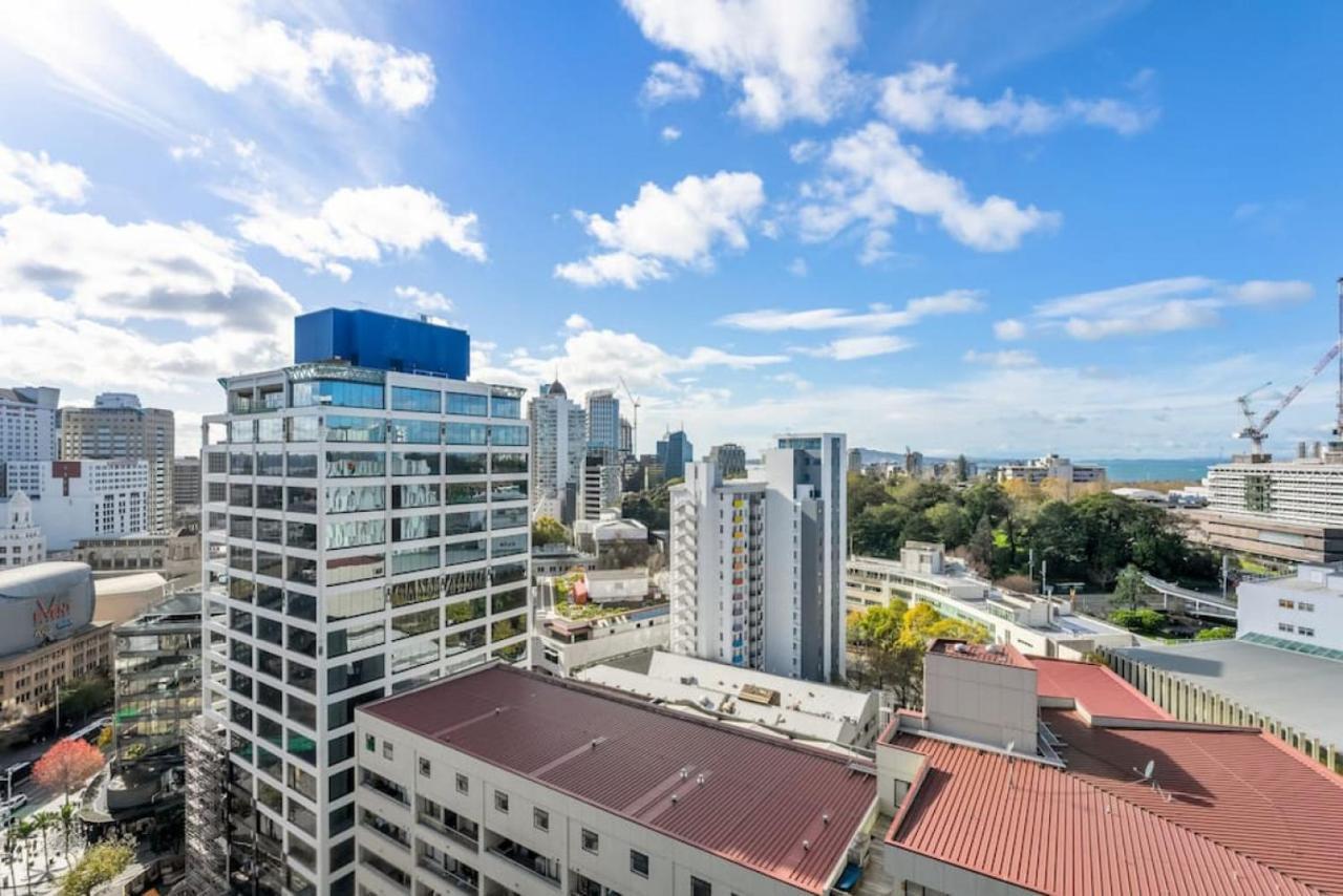 Apartment Seaview Stunner With Pool And Gym *