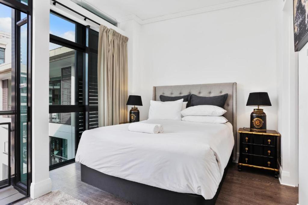 High-end Viaduct Apartment!