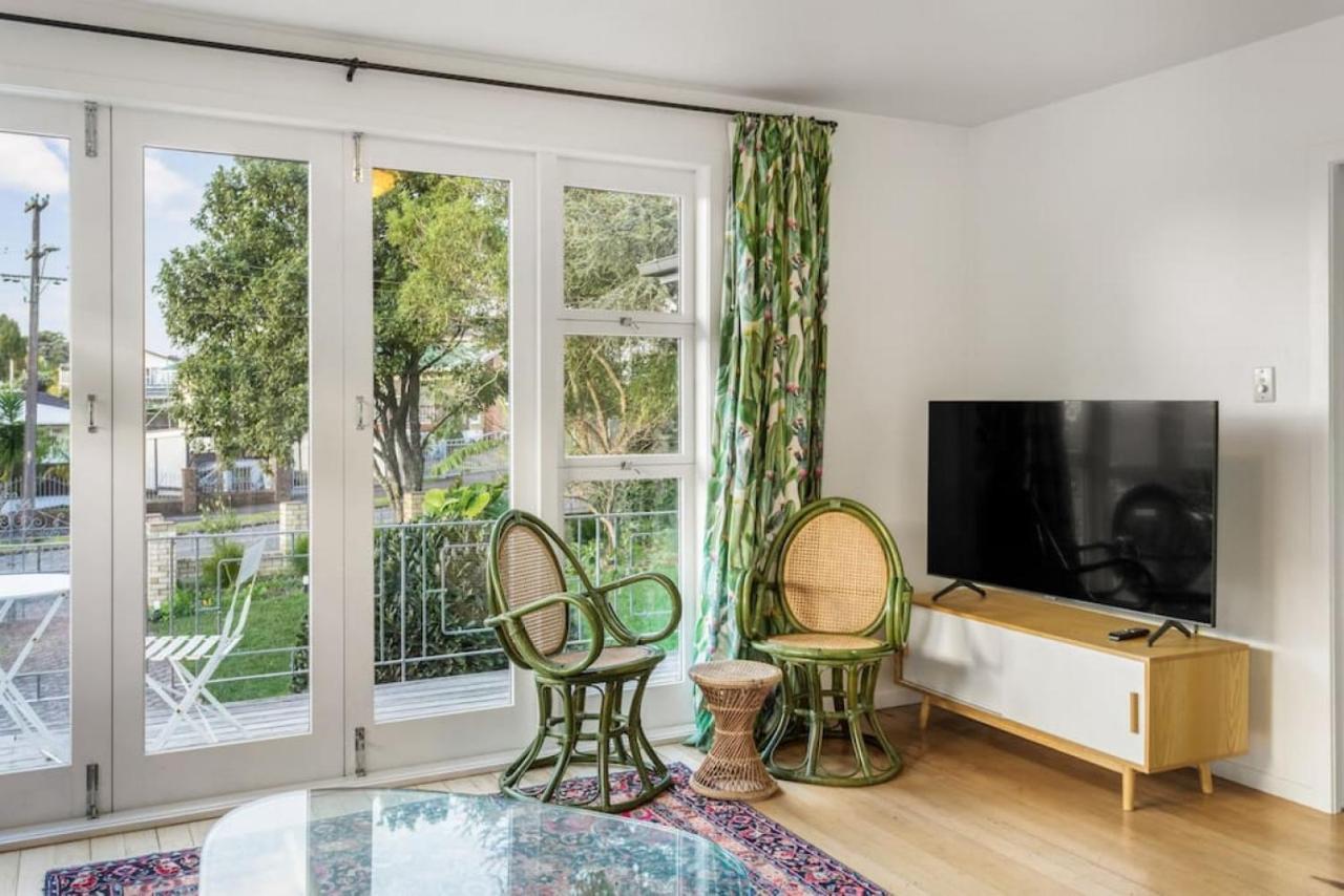 Hollys Abode With Piano And Deck Holiday home