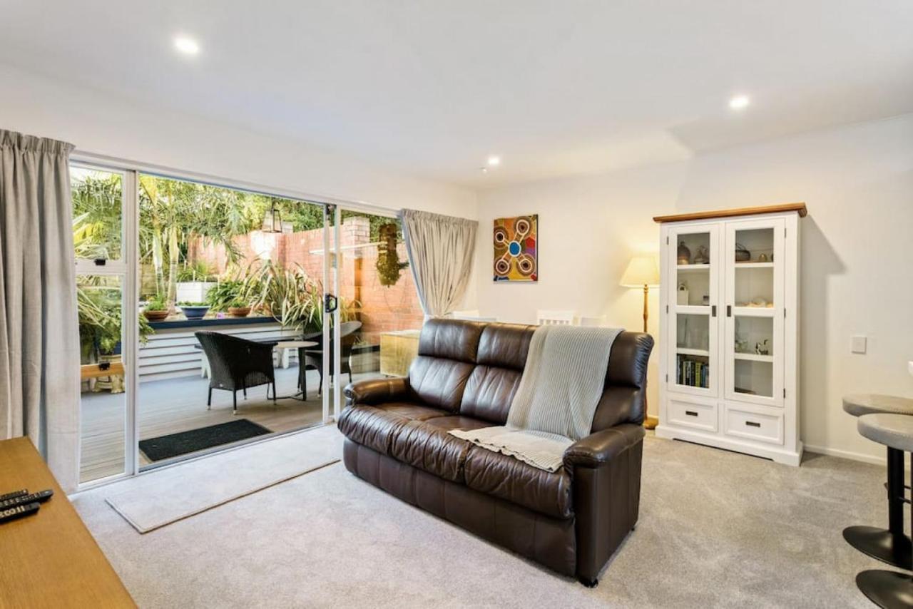 Holiday home Flora And Fauna Unit With Garden And Deck Auckland