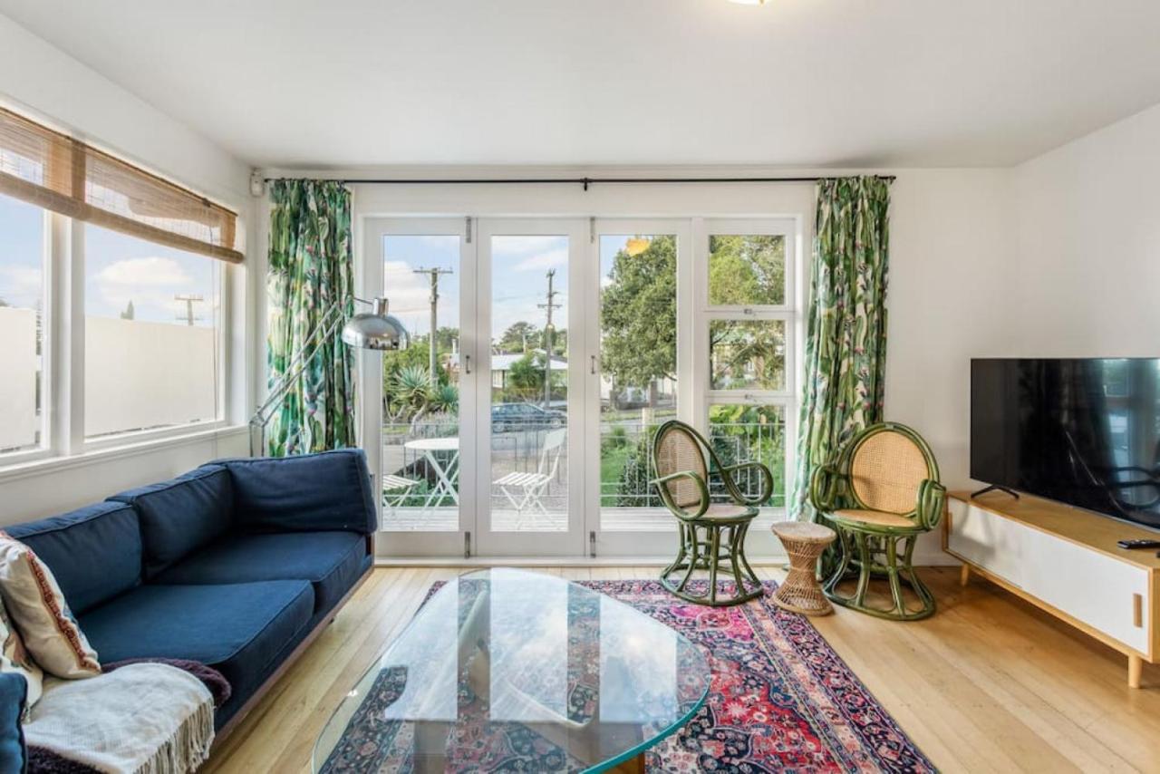 Hollys Abode With Piano And Deck Holiday home