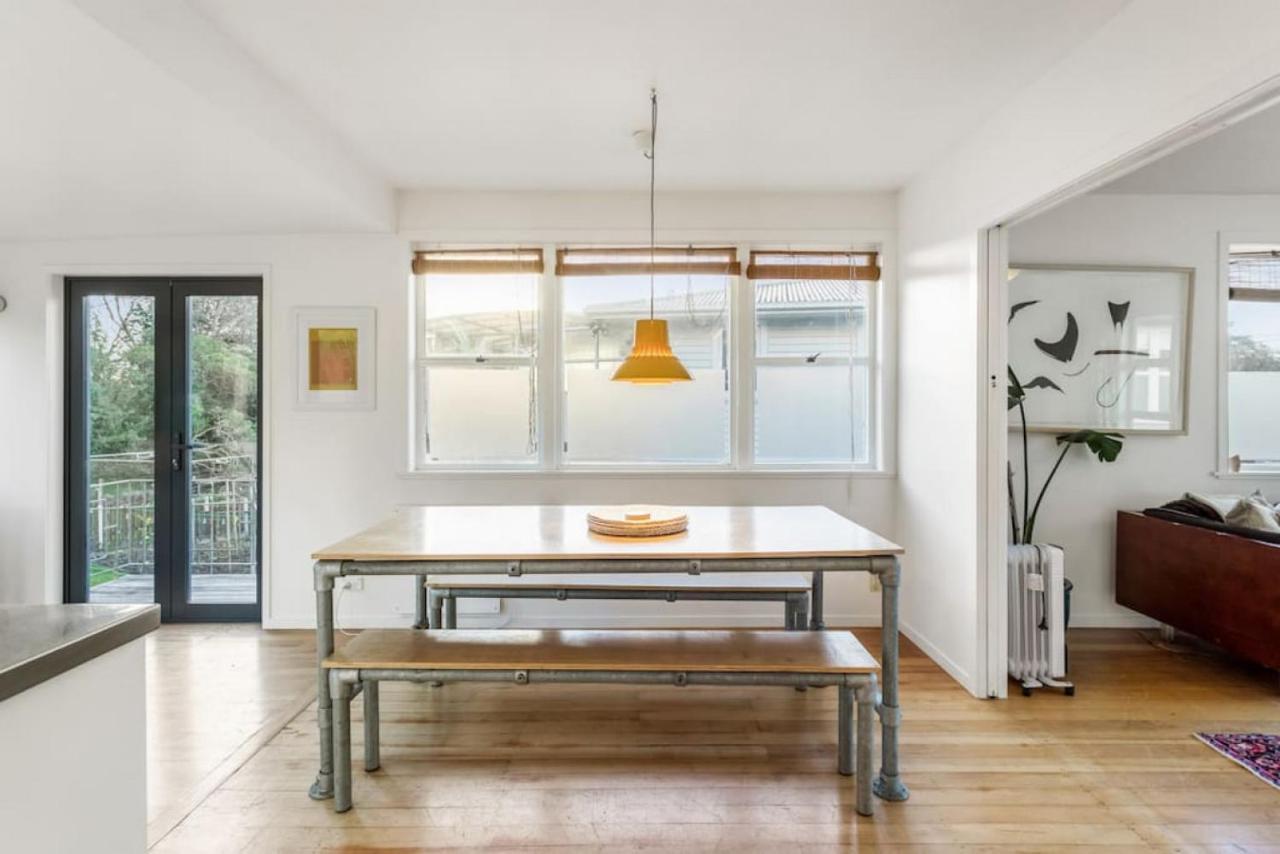 Hollys Abode With Piano And Deck Holiday home Auckland