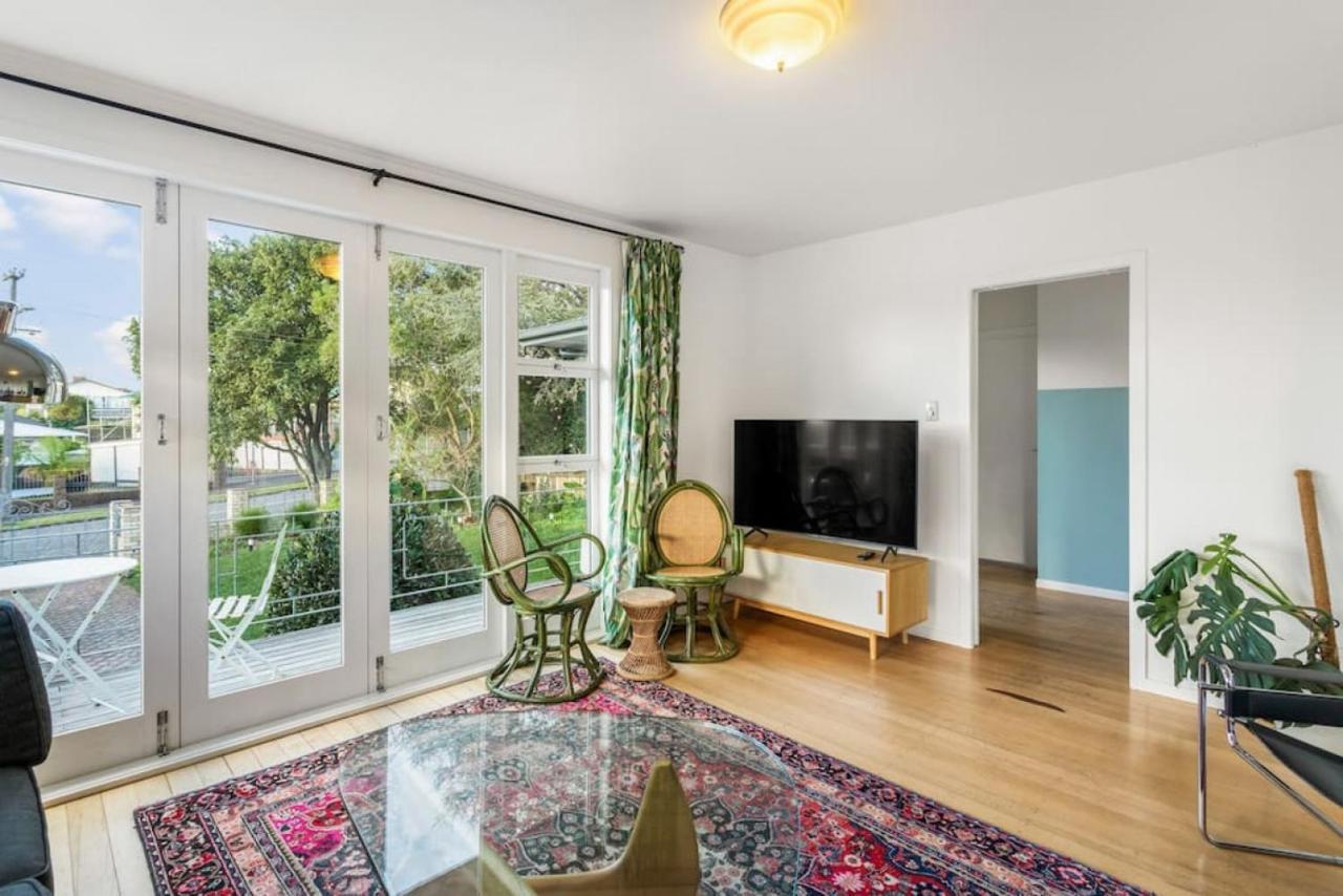 Hollys Abode With Piano And Deck Holiday home Auckland