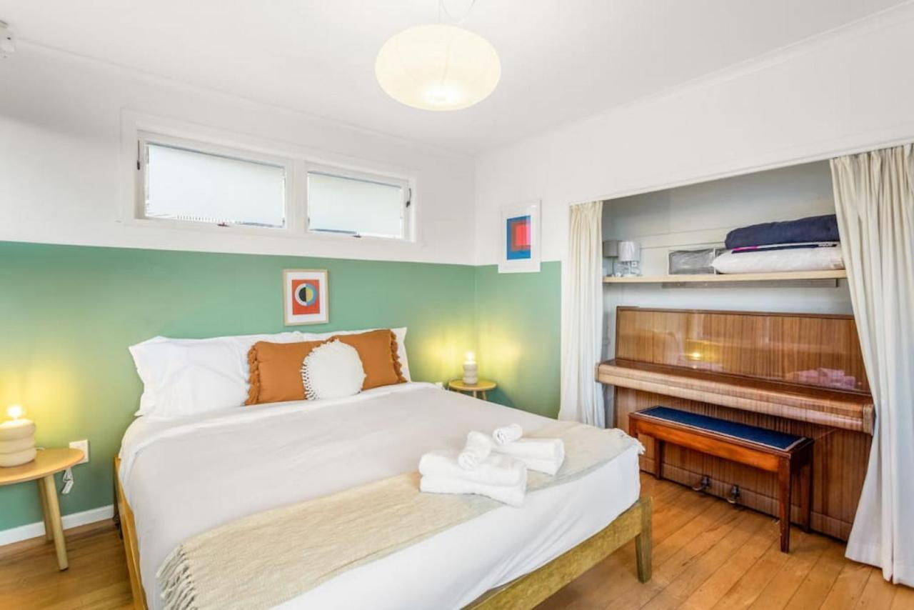 Holiday home Hollys Abode With Piano And Deck Auckland