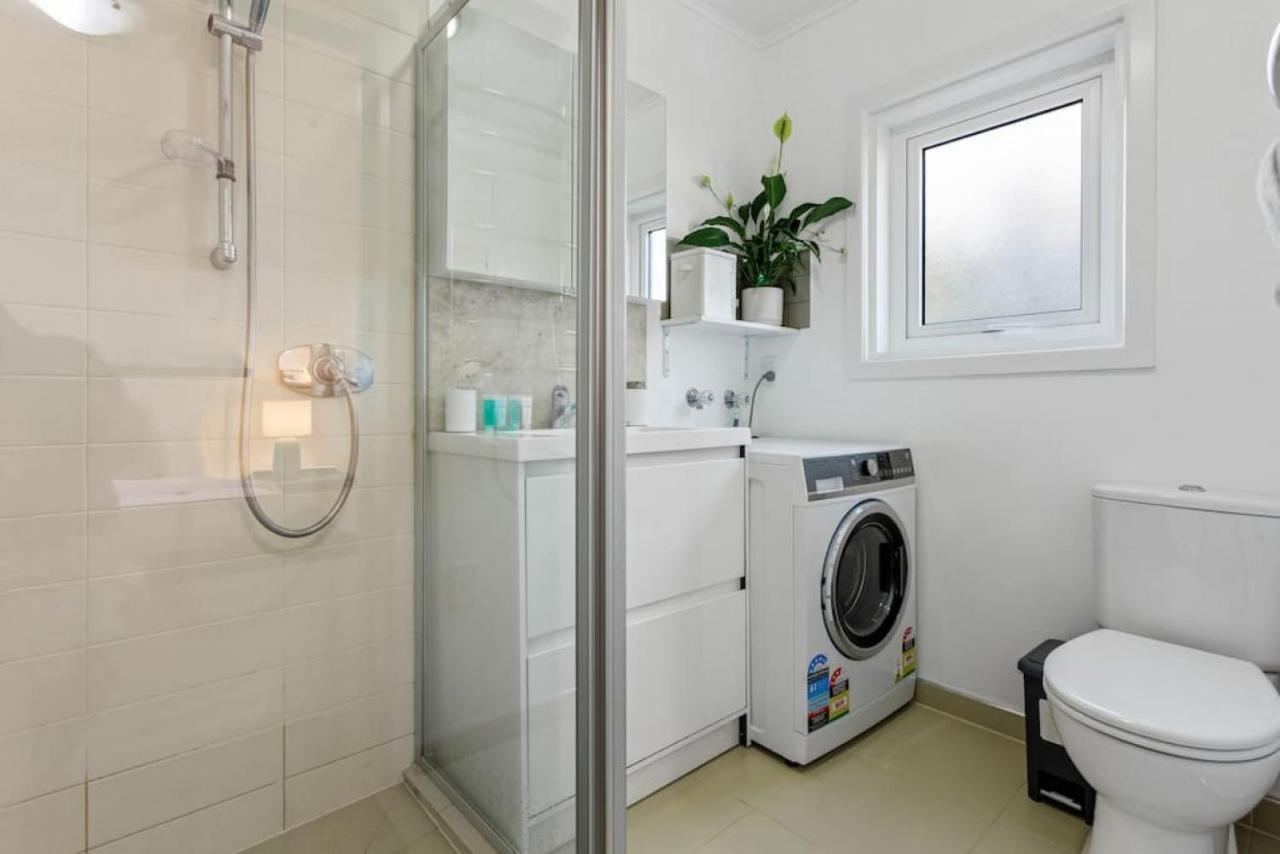 Flora And Fauna Unit With Garden And Deck Holiday home Auckland