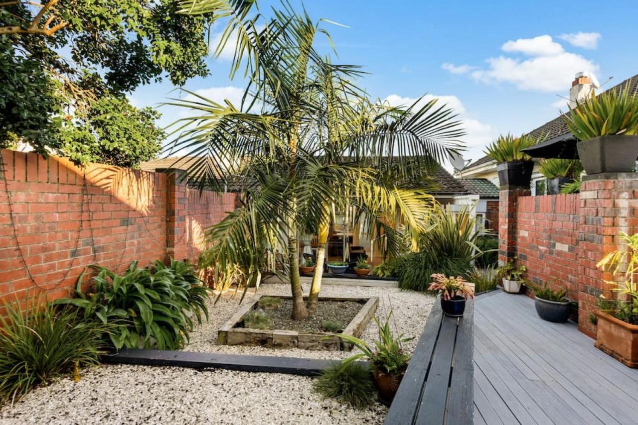 Holiday home Flora And Fauna Unit With Garden And Deck Auckland