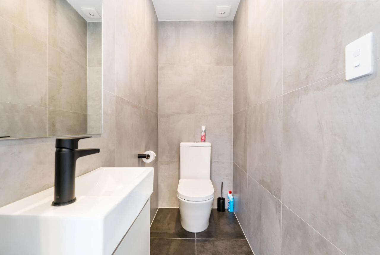 Your Away From Located Near Cbd Apartment Auckland