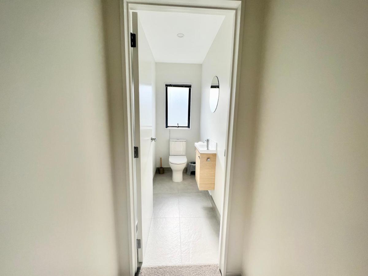 A&j Queen Bedroom-quiet And Brand New With Reserve View * Auckland