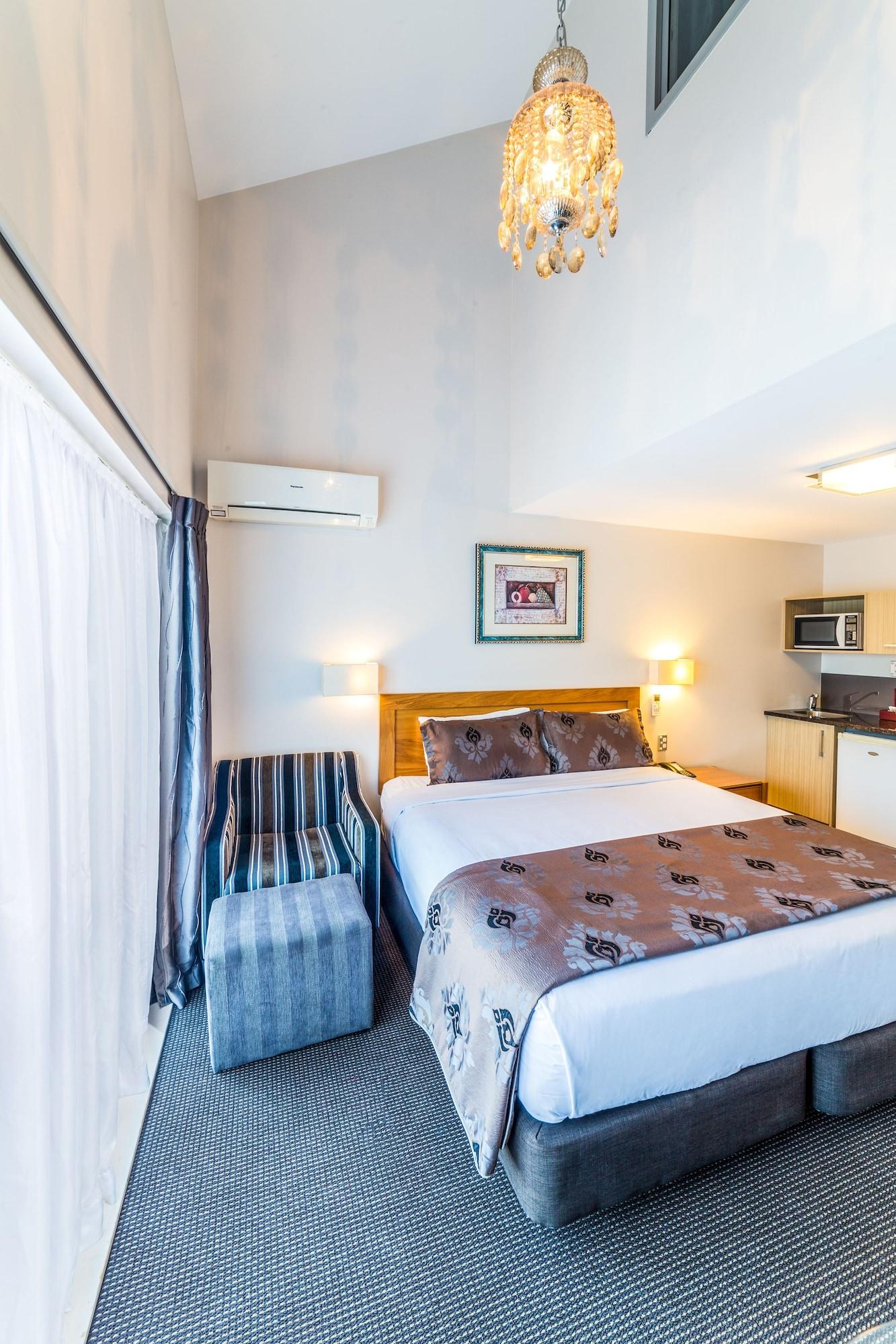 Western Newmarket & Motel 4*