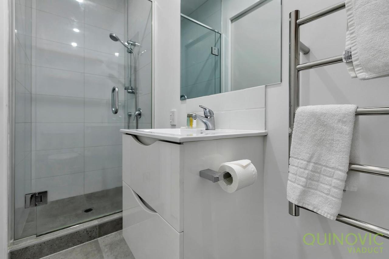 Qv Quiet In Center - 1054 * Auckland