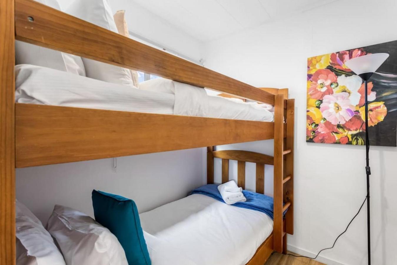 Homespun Haven 4 Bedroom With Parking And Patio