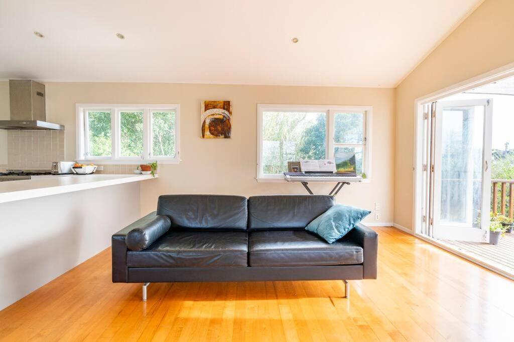 Large With Ensuite In Leafy Surrounds * Auckland