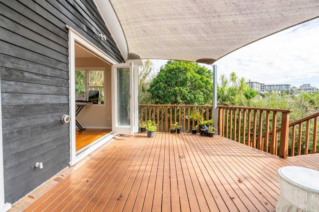Large With Ensuite In Leafy Surrounds Homestay Auckland