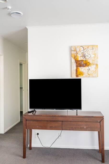 Large With Ensuite In Leafy Surrounds Auckland