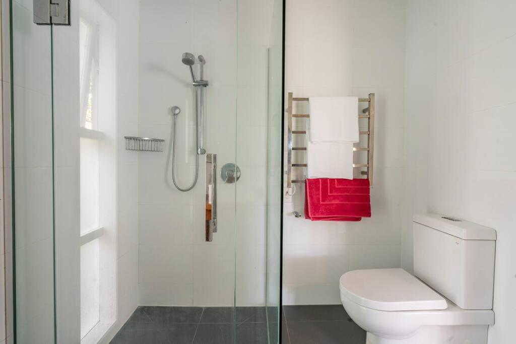 Large With Ensuite In Leafy Surrounds Homestay *