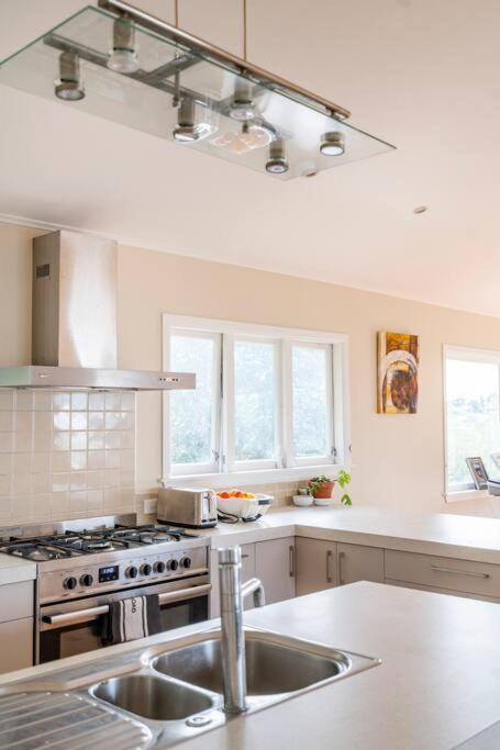 Large With Ensuite In Leafy Surrounds * Auckland
