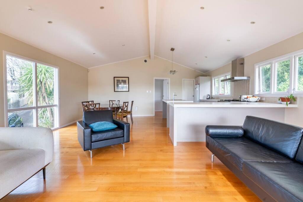 Large With Ensuite In Leafy Surrounds Homestay