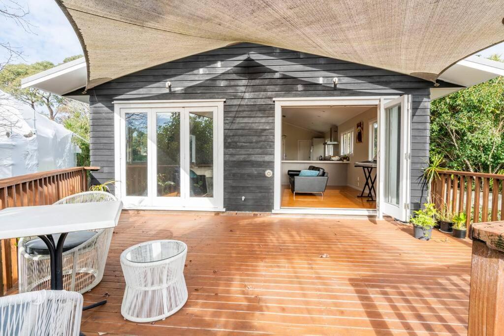 Large With Ensuite In Leafy Surrounds Auckland