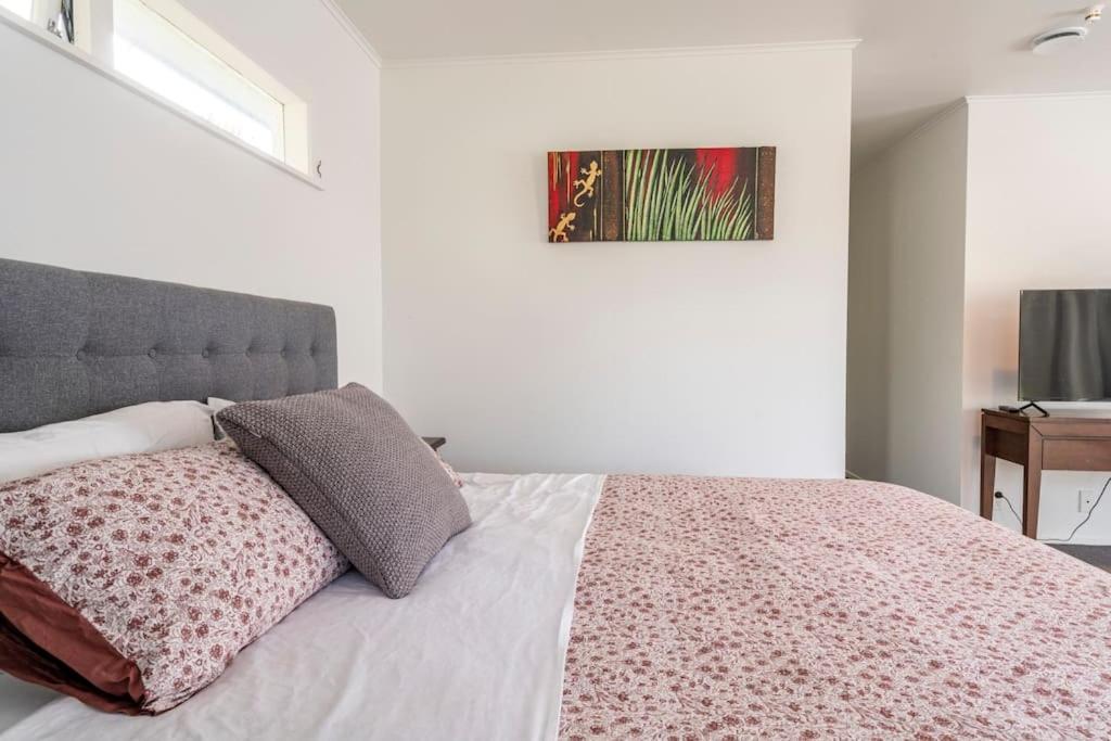 Large With Ensuite In Leafy Surrounds Homestay