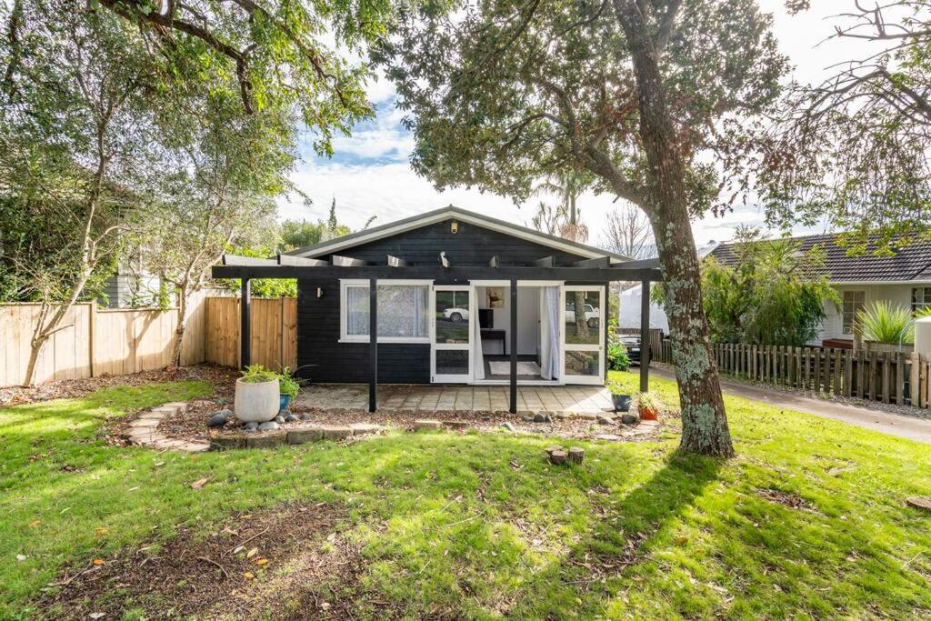 Large With Ensuite In Leafy Surrounds Auckland