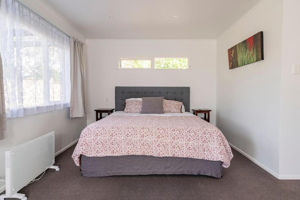 Large With Ensuite In Leafy Surrounds Auckland