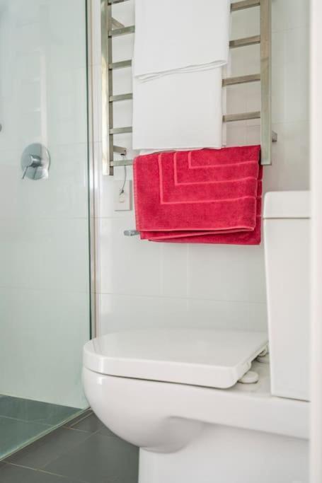 Large With Ensuite In Leafy Surrounds Homestay *