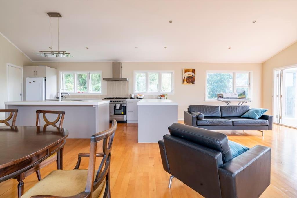 Large With Ensuite In Leafy Surrounds Homestay Auckland