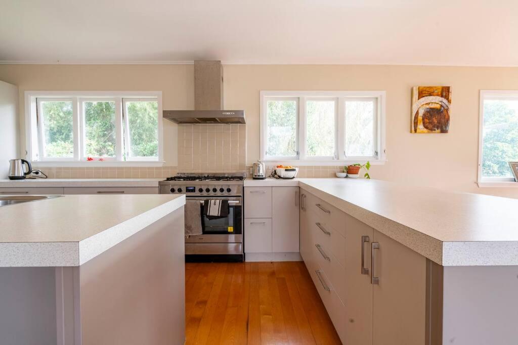 Large With Ensuite In Leafy Surrounds Homestay *
