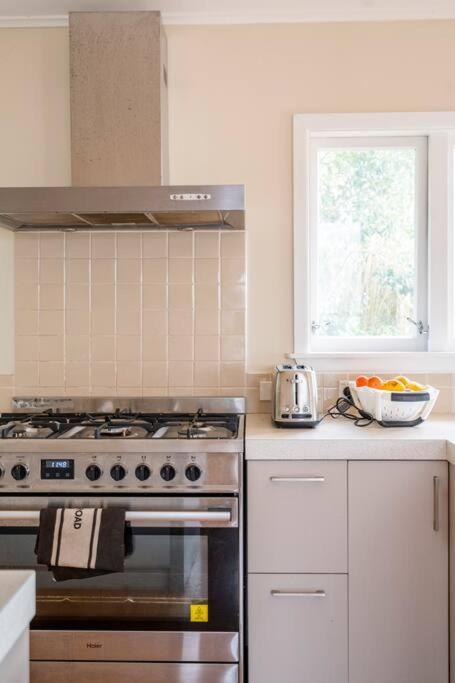 Large With Ensuite In Leafy Surrounds Homestay Auckland