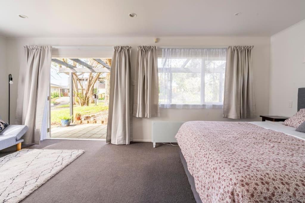 Large With Ensuite In Leafy Surrounds Auckland