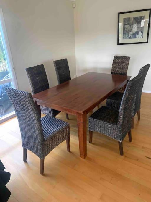 Large With Ensuite In Leafy Surrounds Homestay *
