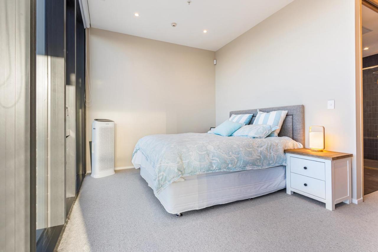 Pacific Tower Penthouse Apartment *