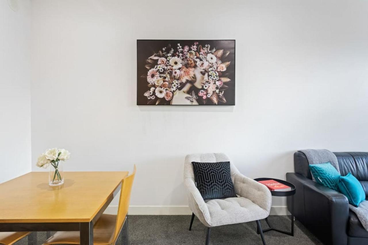 Scape Hideaway W Carpark, Spa, Pool And Gym Apartment