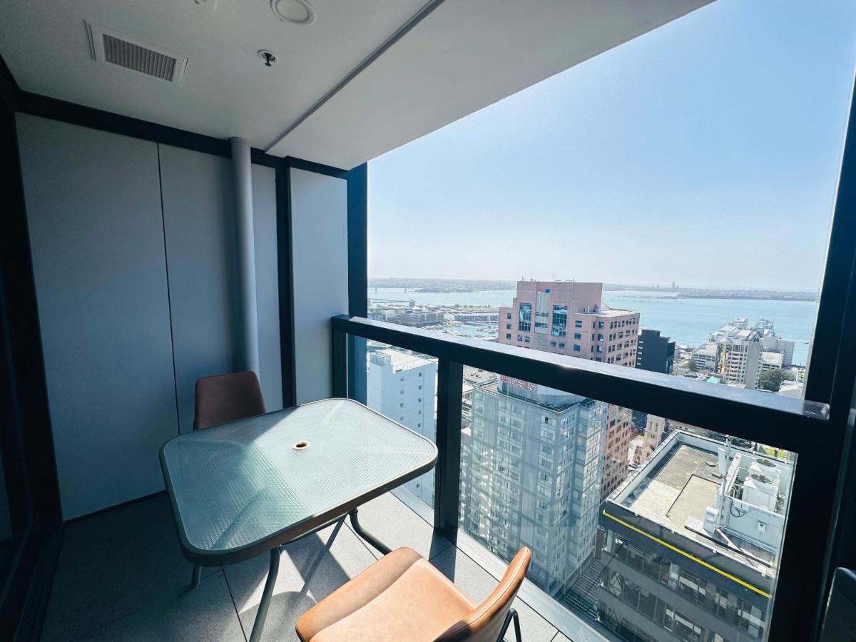 Spacious Magnificent Sea Views Front Of Sky Tower Apartment Auckland