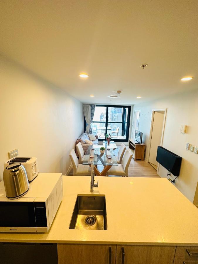 Spacious Magnificent Sea Views Front Of Sky Tower Apartment Auckland