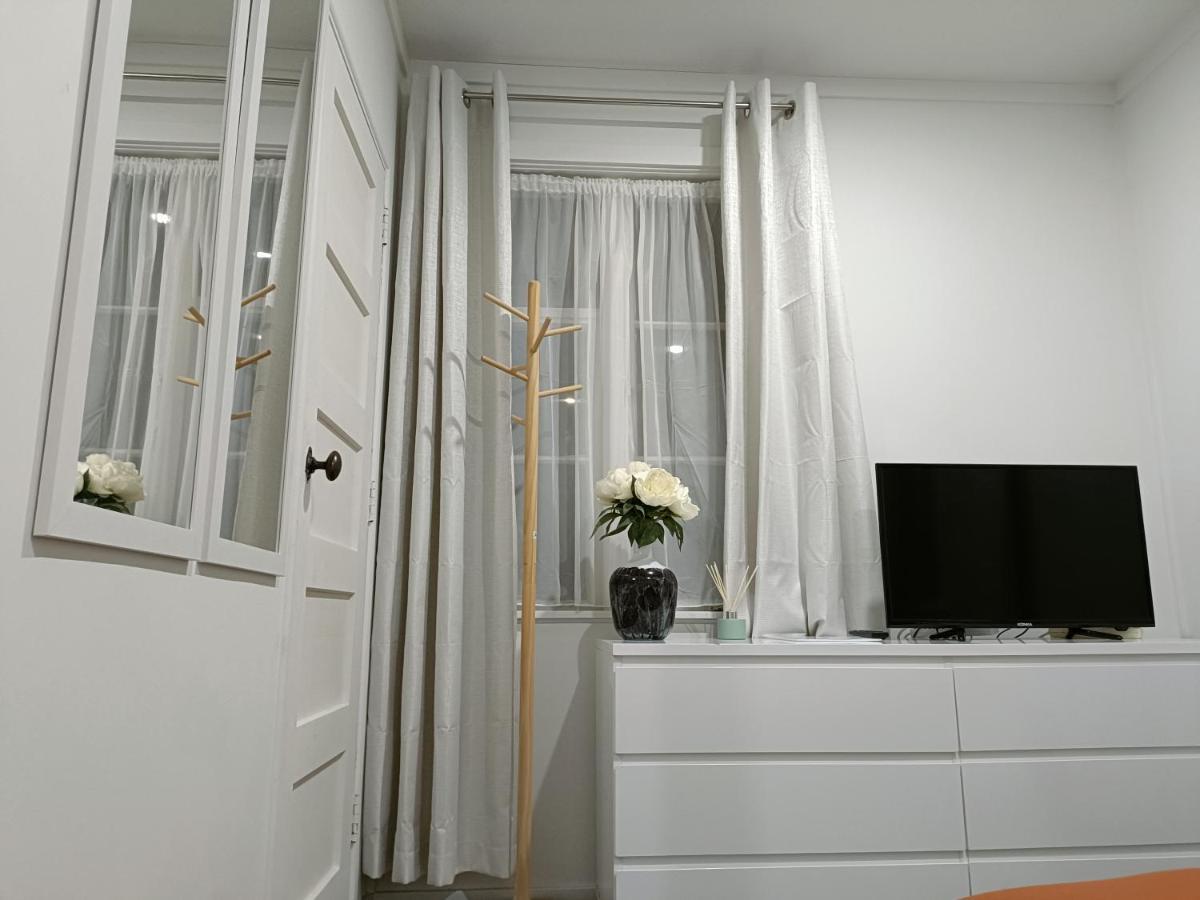 Bright & Comfy In Newly Renovated With Parking Homestay