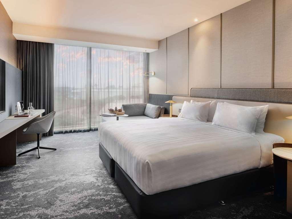 Pullman Airport Hotel *