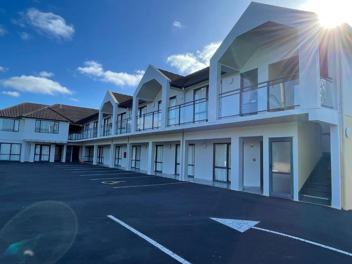 Botany Palms Motel *