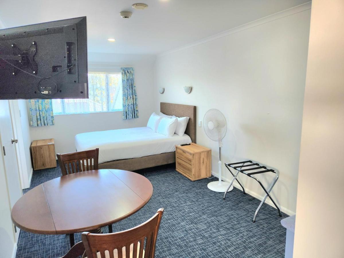 Botany Palms Motel *