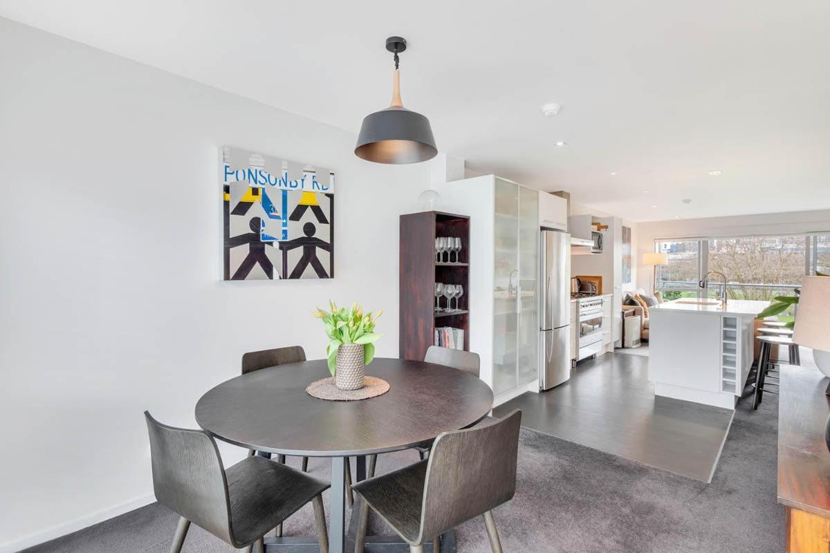 Qv Elegance Over The Park Apartment