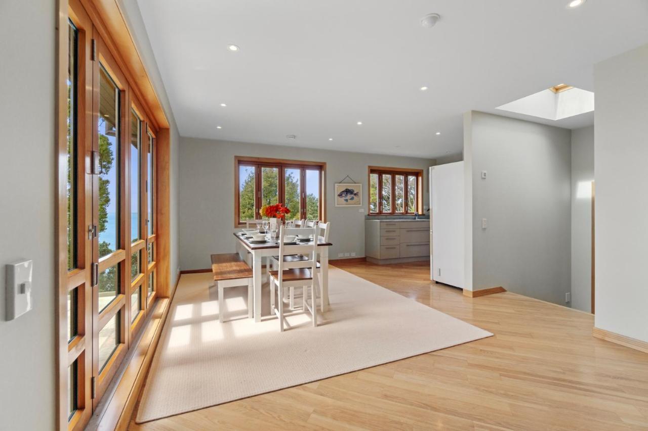 Beachside Luxury - Laingholm Apartment *