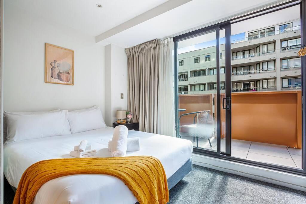 Apartment Sleek With A Private Balcony Auckland