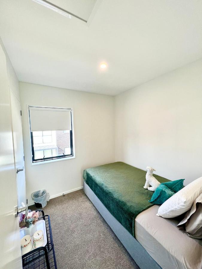 A&j Queen Bedroom-quiet And Brand New With Reserve View * Auckland